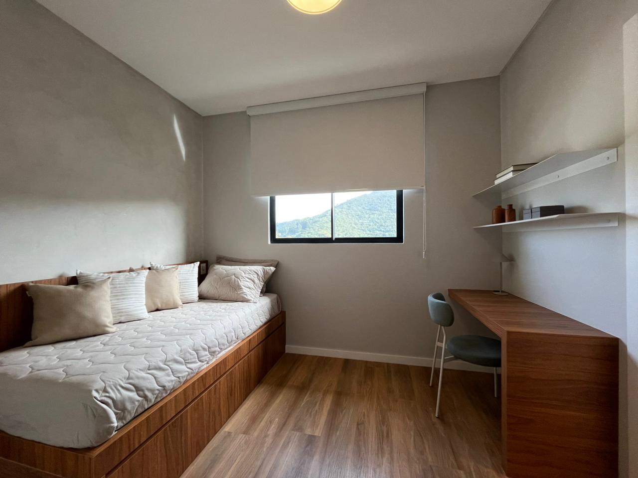 UNIDADE REFORMADA E MOBILIADA EM ANDAR ALTO NO BAIRRO FAZENDA EM ITAJAI 