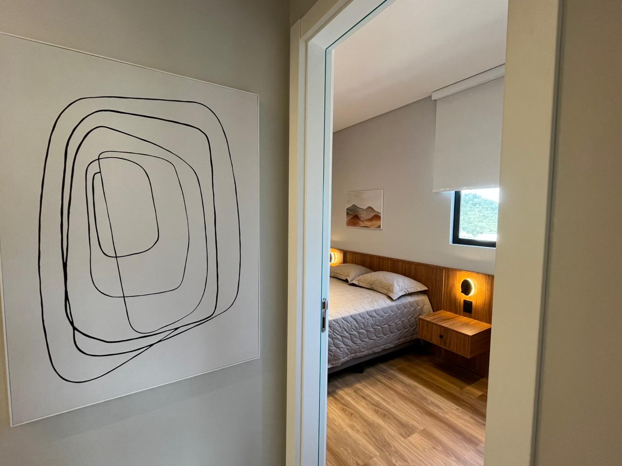 UNIDADE REFORMADA E MOBILIADA EM ANDAR ALTO NO BAIRRO FAZENDA EM ITAJAI 