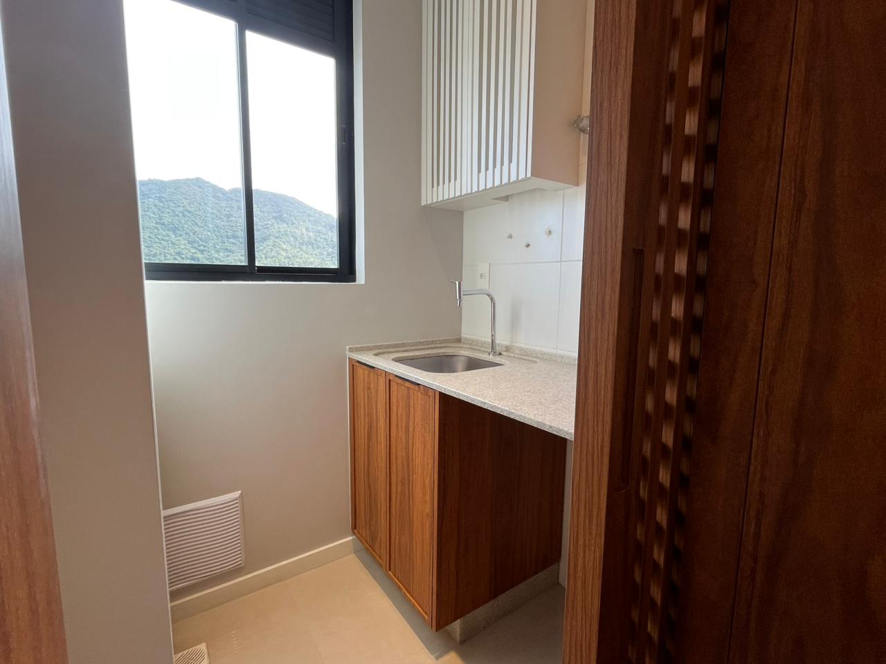 UNIDADE REFORMADA E MOBILIADA EM ANDAR ALTO NO BAIRRO FAZENDA EM ITAJAI 