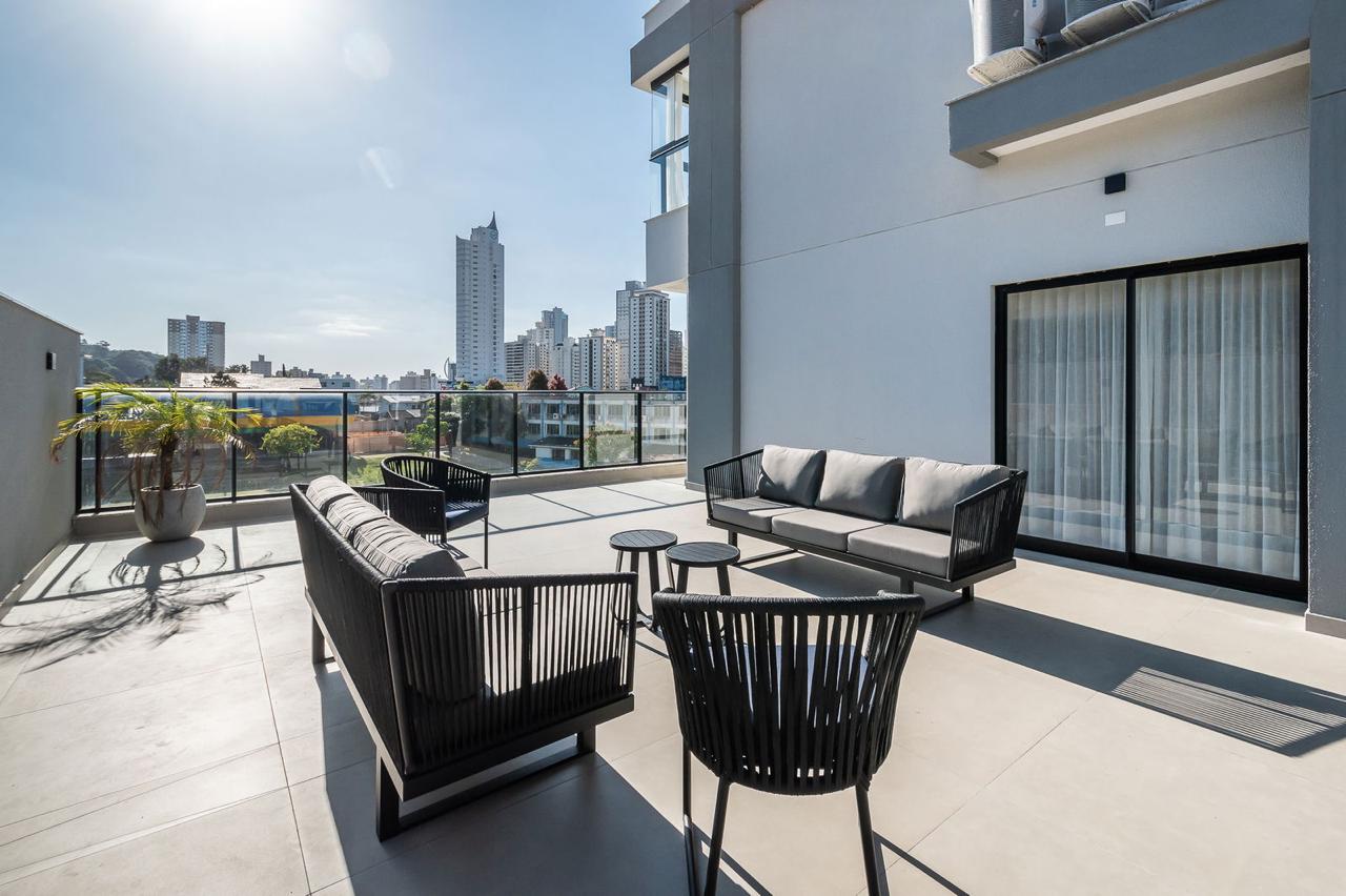 UNIDADE REFORMADA E MOBILIADA EM ANDAR ALTO NO BAIRRO FAZENDA EM ITAJAI 