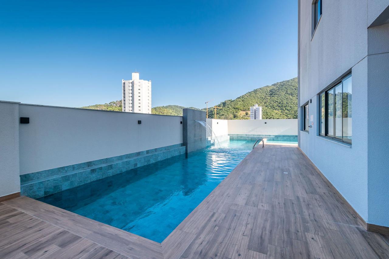 UNIDADE REFORMADA E MOBILIADA EM ANDAR ALTO NO BAIRRO FAZENDA EM ITAJAI 