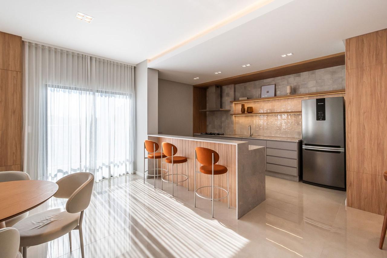 UNIDADE REFORMADA E MOBILIADA EM ANDAR ALTO NO BAIRRO FAZENDA EM ITAJAI 