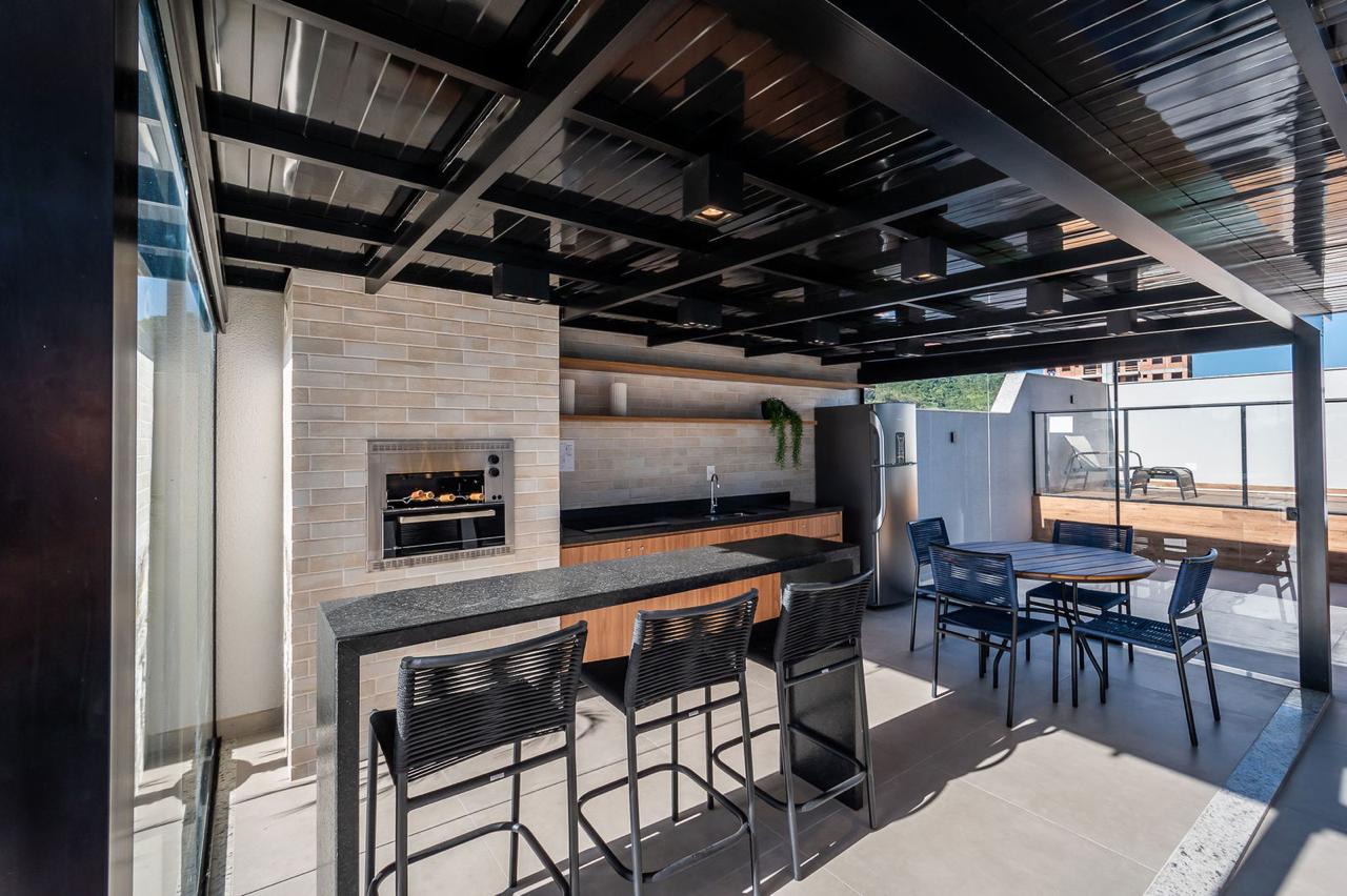 UNIDADE REFORMADA E MOBILIADA EM ANDAR ALTO NO BAIRRO FAZENDA EM ITAJAI 