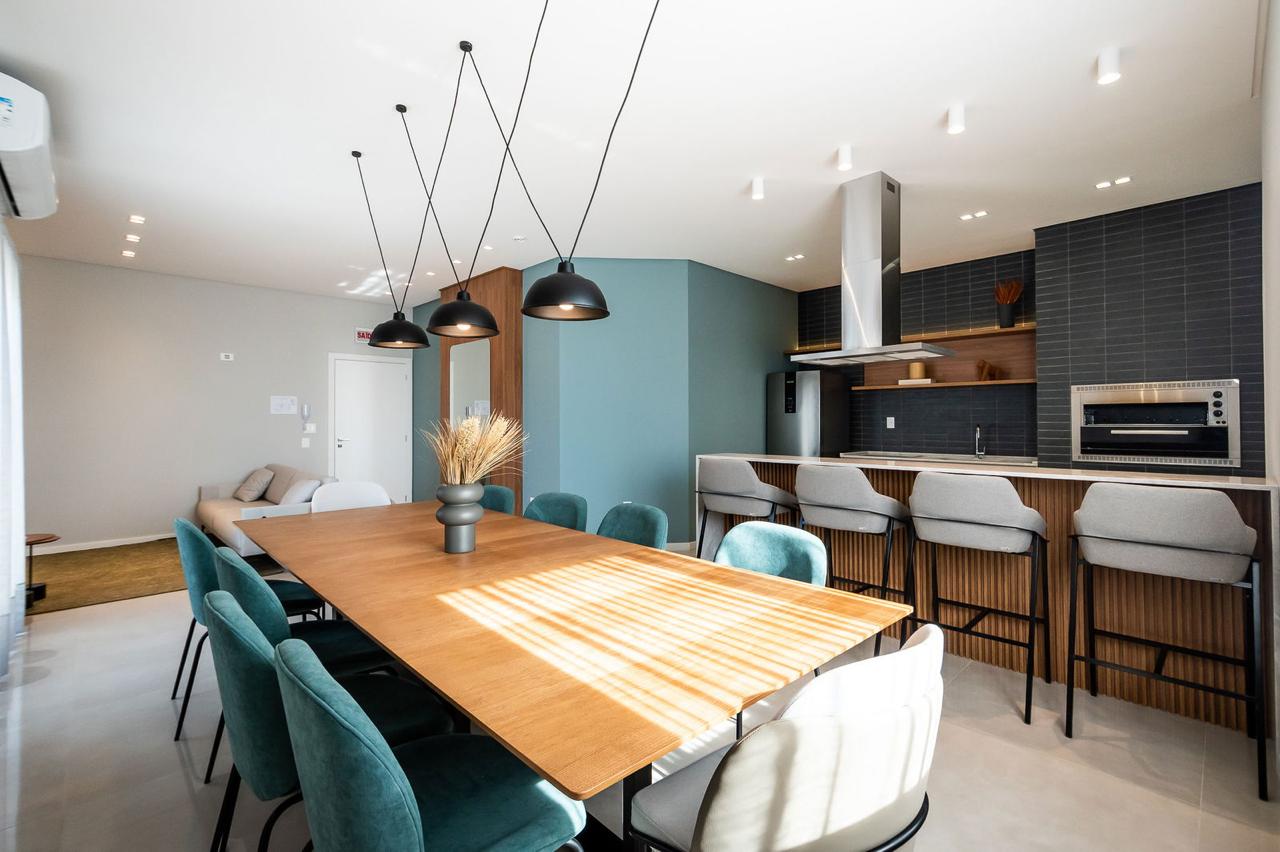 UNIDADE REFORMADA E MOBILIADA EM ANDAR ALTO NO BAIRRO FAZENDA EM ITAJAI 