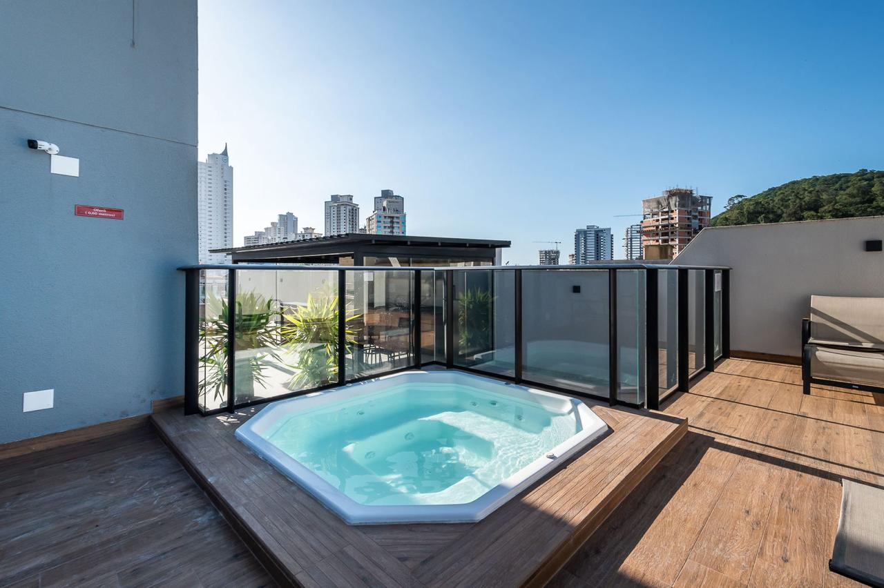 UNIDADE REFORMADA E MOBILIADA EM ANDAR ALTO NO BAIRRO FAZENDA EM ITAJAI 