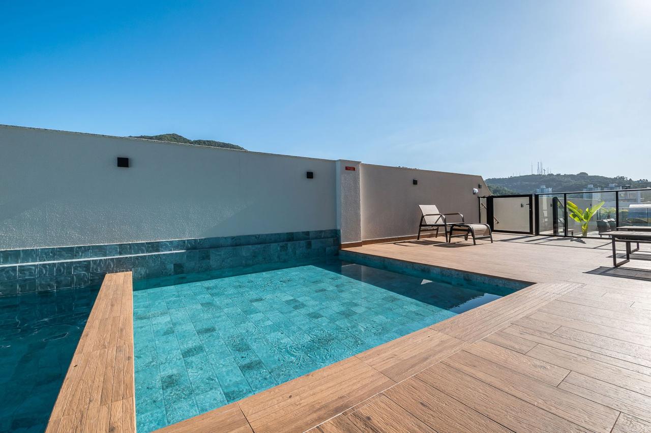 UNIDADE REFORMADA E MOBILIADA EM ANDAR ALTO NO BAIRRO FAZENDA EM ITAJAI 