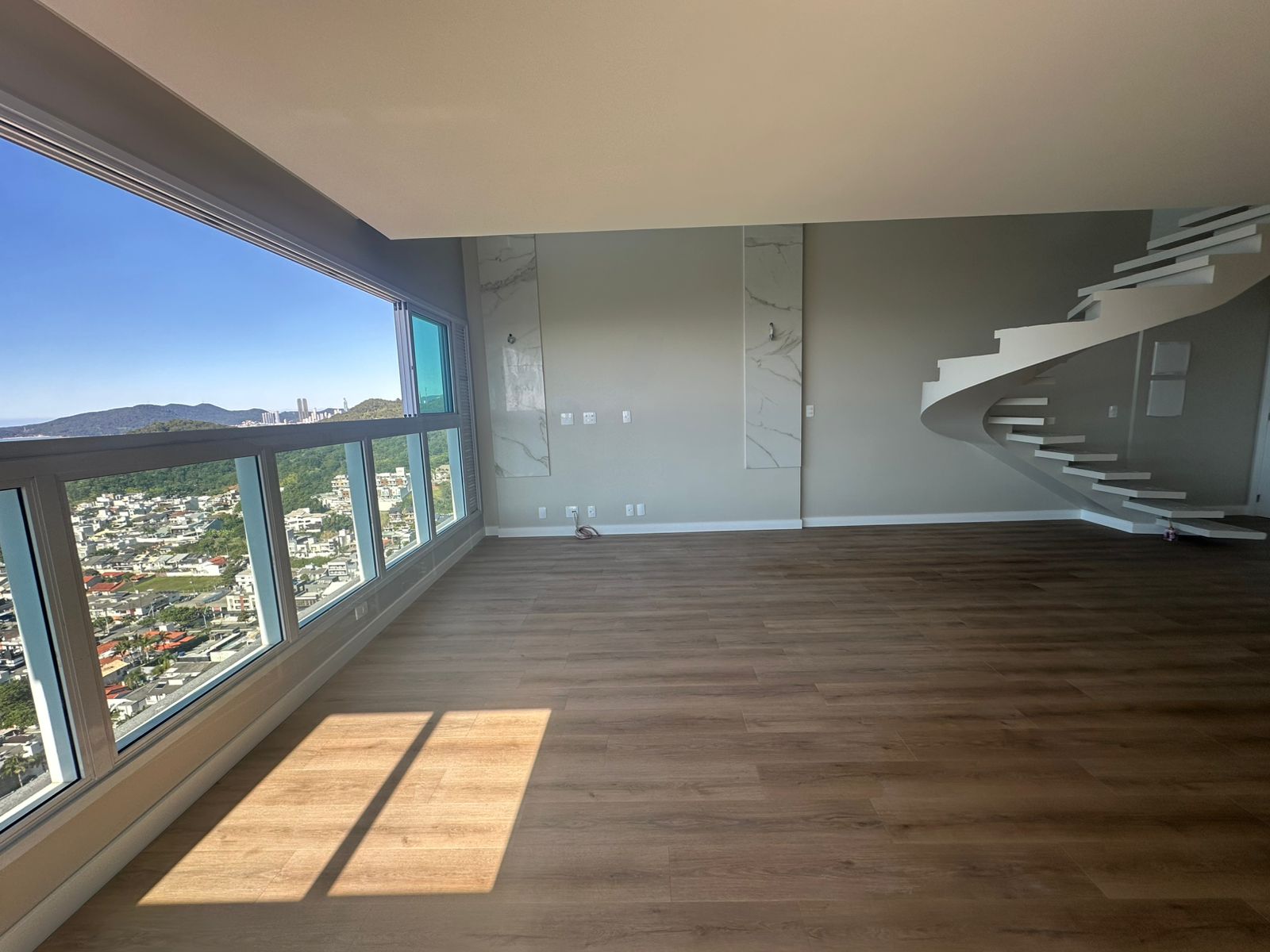DUPLEX COM VISTA DEFINITIVA DA PRAIA BRAVA A VENDA