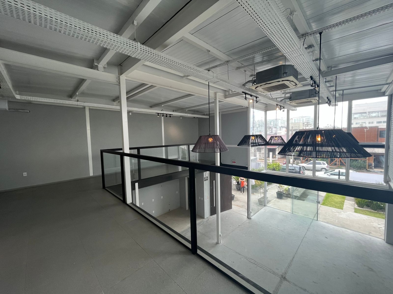 PRÉDIO COMERCIAL PARA LOCAÇÃO NA QUADRA MAR DA PRAIA BRAVA