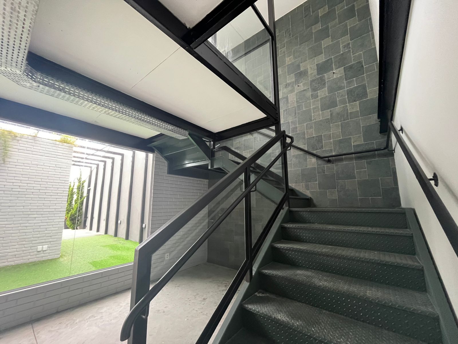 PRÉDIO COMERCIAL PARA LOCAÇÃO NA QUADRA MAR DA PRAIA BRAVA