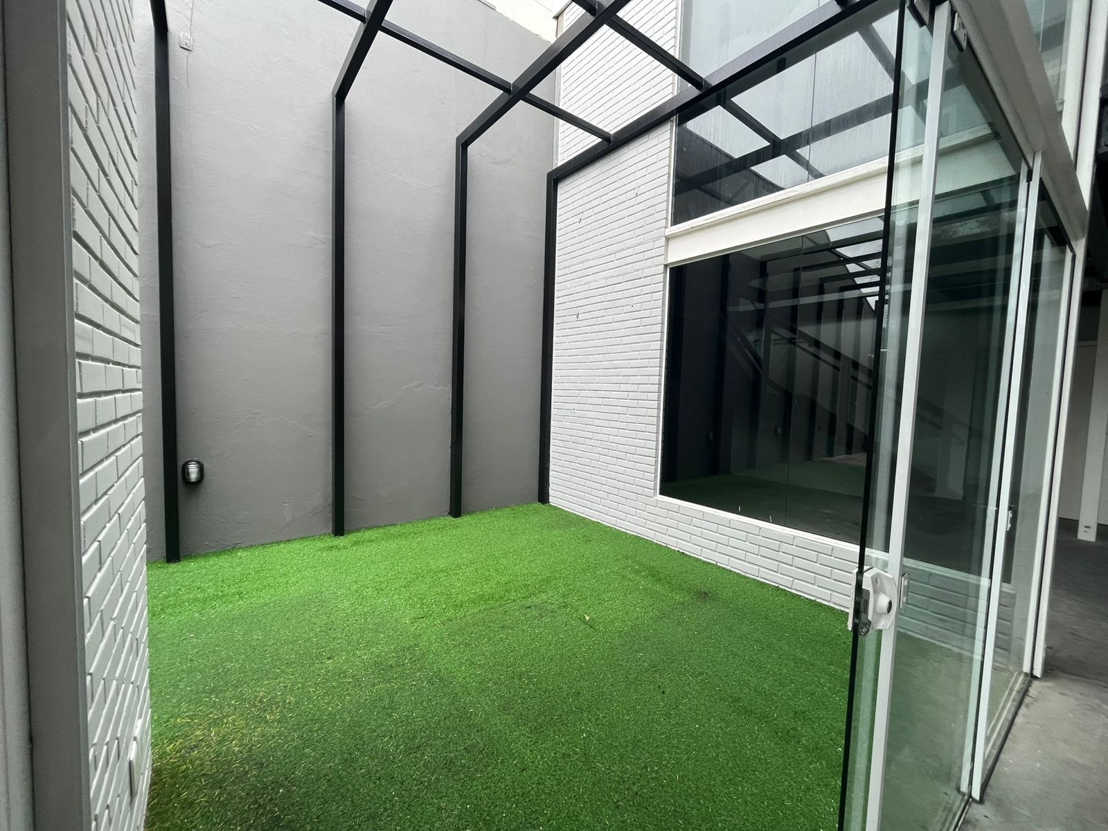 PRÉDIO COMERCIAL PARA LOCAÇÃO NA QUADRA MAR DA PRAIA BRAVA