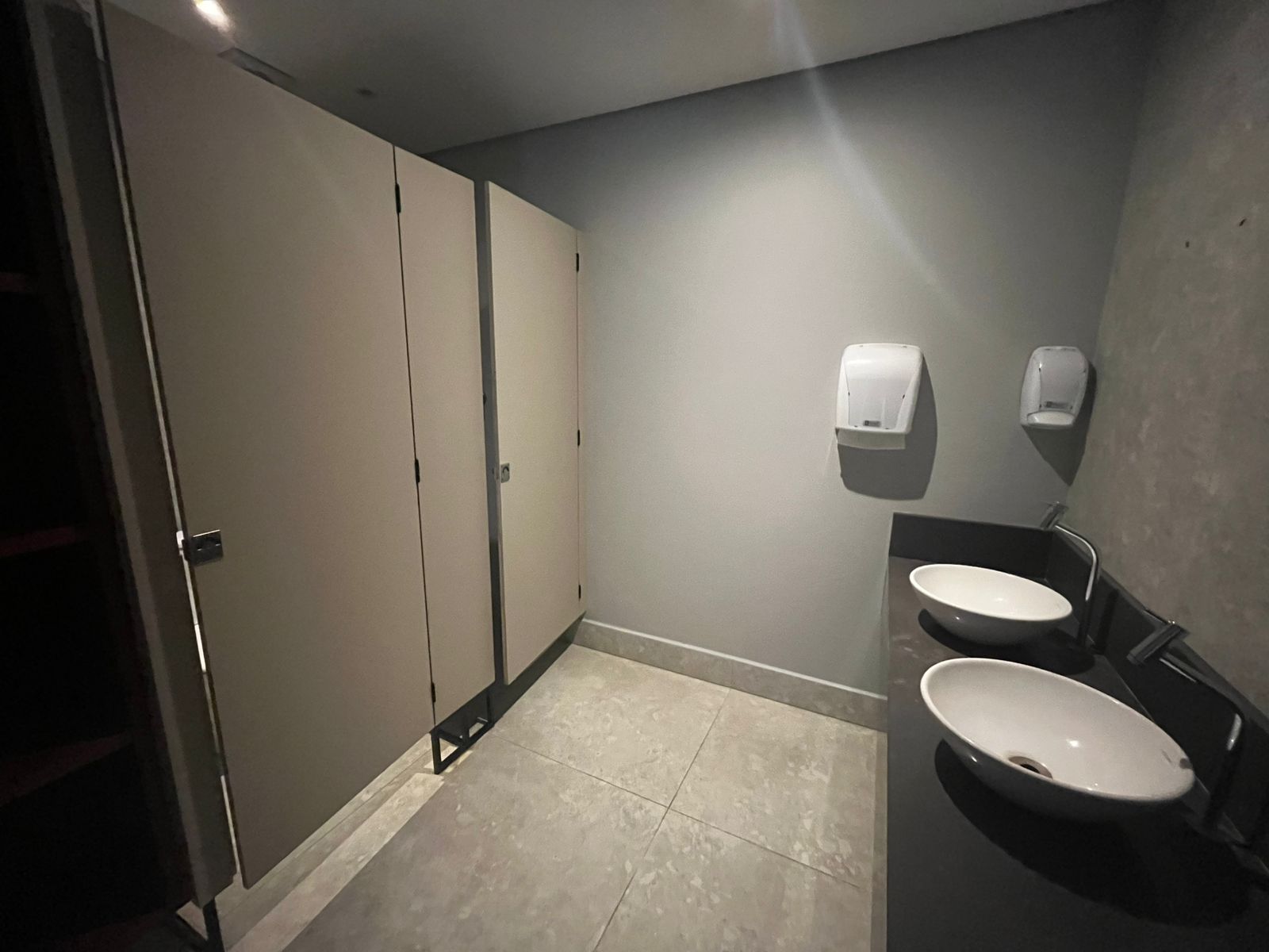 PRÉDIO COMERCIAL PARA LOCAÇÃO NA QUADRA MAR DA PRAIA BRAVA