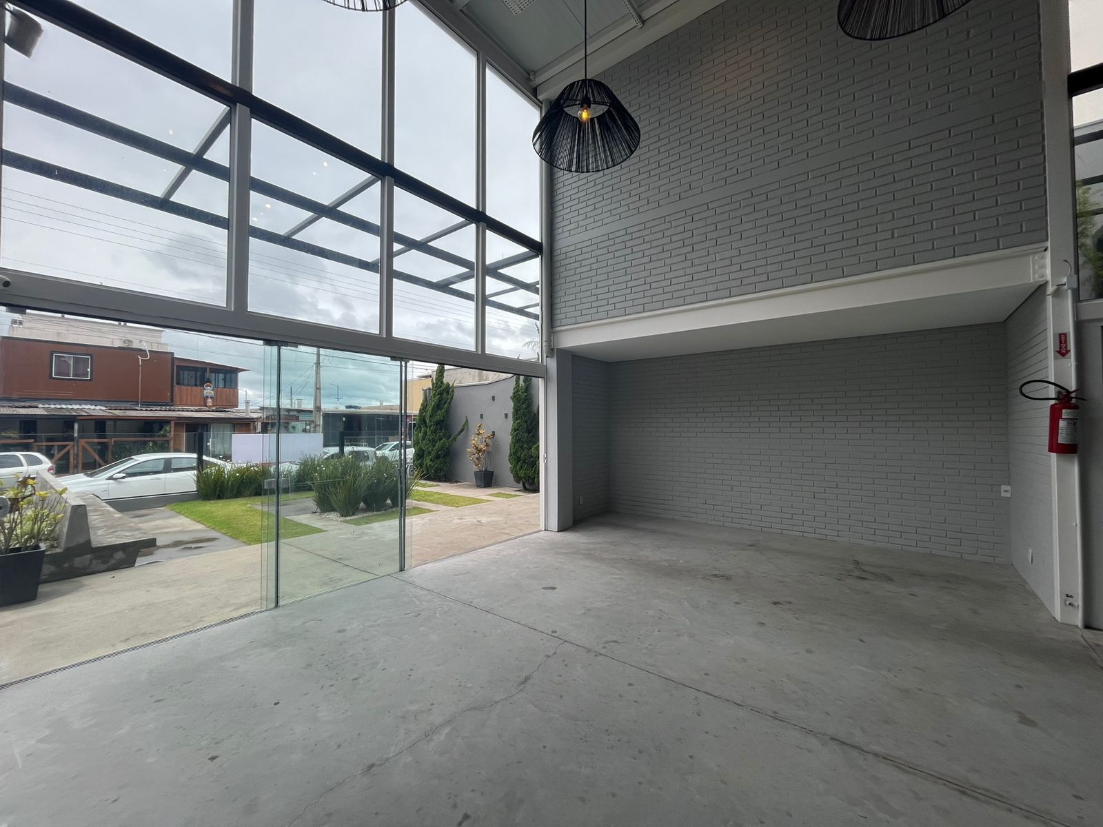 PRÉDIO COMERCIAL PARA LOCAÇÃO NA QUADRA MAR DA PRAIA BRAVA