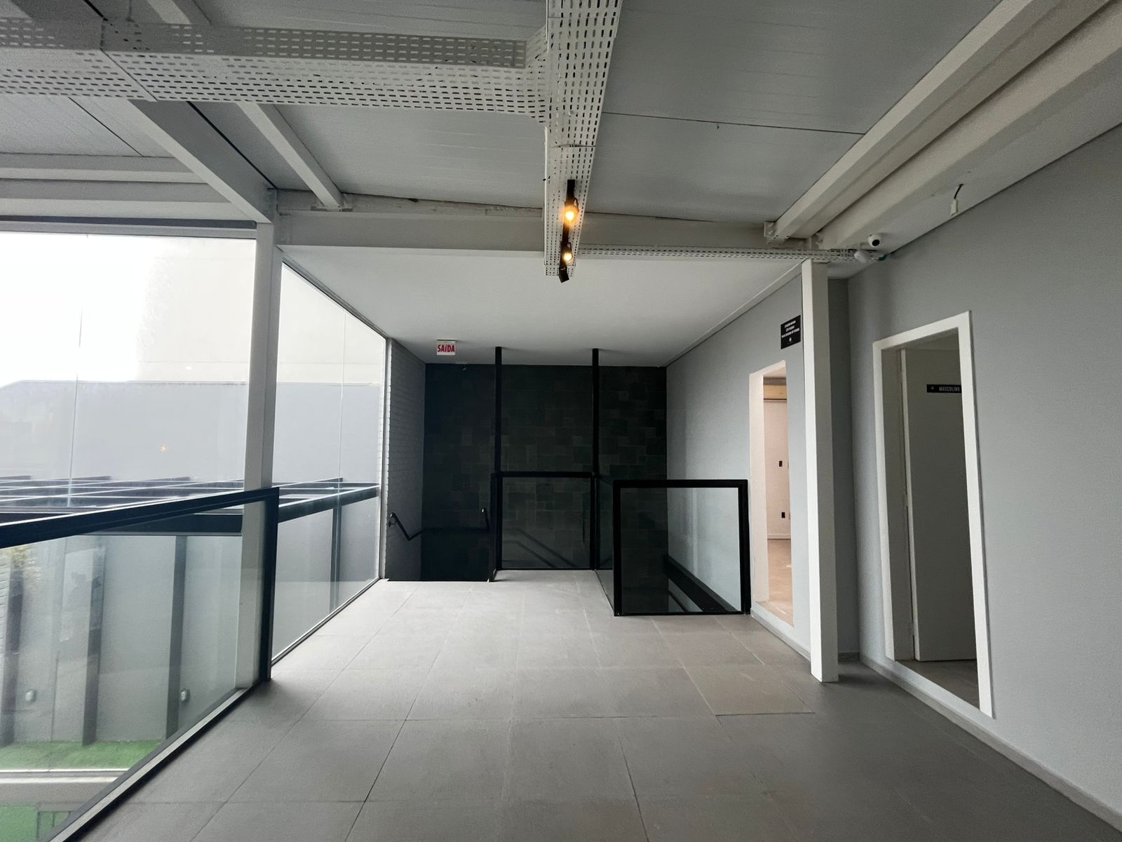 PRÉDIO COMERCIAL PARA LOCAÇÃO NA QUADRA MAR DA PRAIA BRAVA