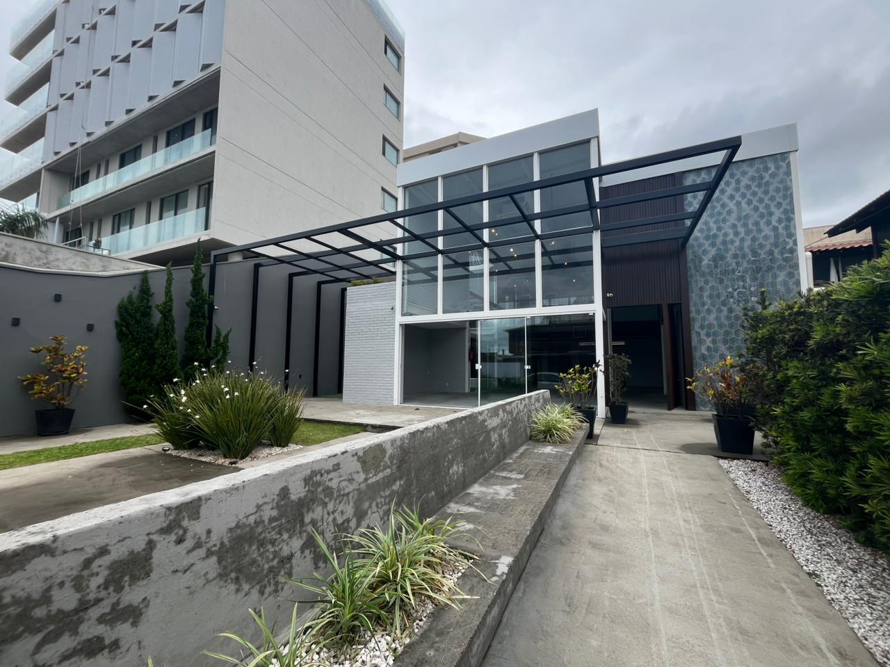 PRÉDIO COMERCIAL PARA LOCAÇÃO NA QUADRA MAR DA PRAIA BRAVA