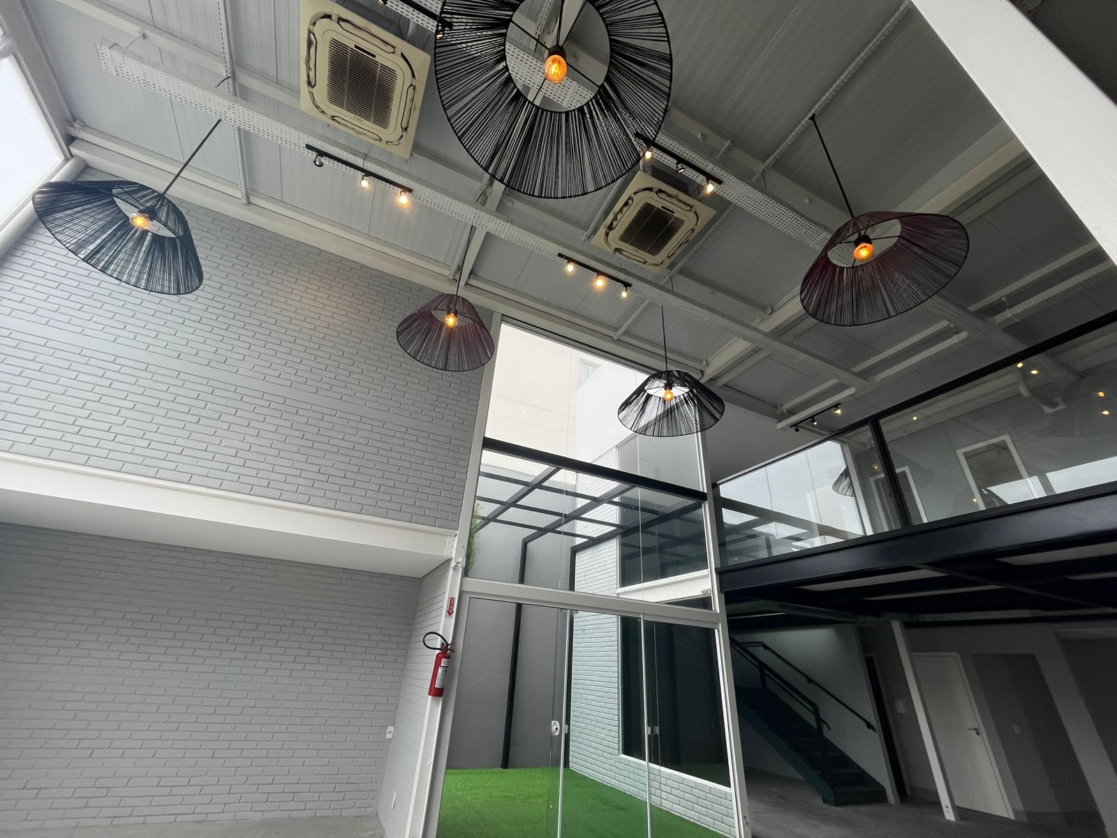 PRÉDIO COMERCIAL PARA LOCAÇÃO NA QUADRA MAR DA PRAIA BRAVA