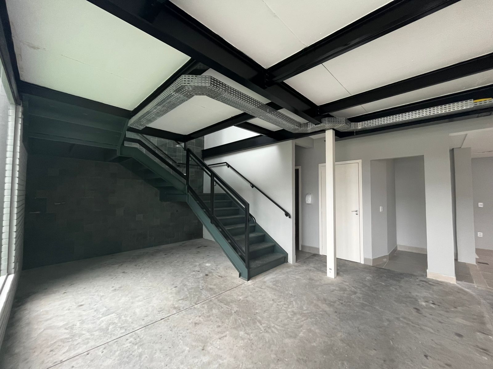 PRÉDIO COMERCIAL PARA LOCAÇÃO NA QUADRA MAR DA PRAIA BRAVA