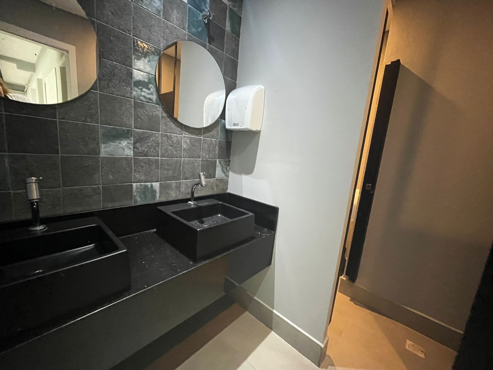 PRÉDIO COMERCIAL PARA LOCAÇÃO NA QUADRA MAR DA PRAIA BRAVA