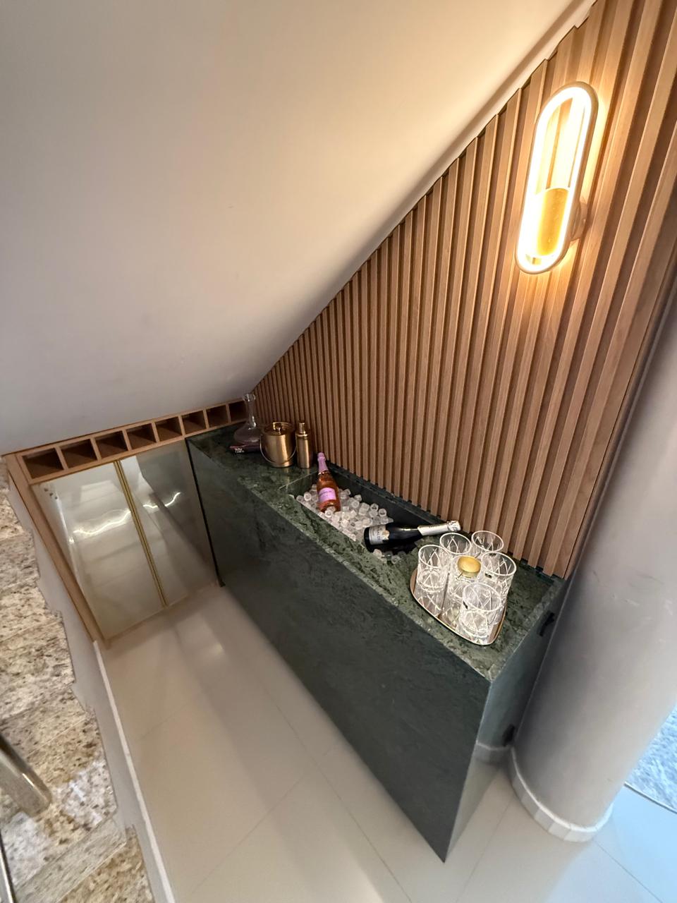 CASA FANTÁSTICA COMPLETA E DECORADA EM CONDOMÍNIO FECHADO A VENDA NA BARRA