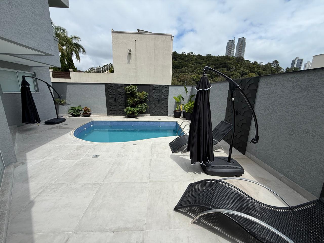 CASA FANTÁSTICA COMPLETA E DECORADA EM CONDOMÍNIO FECHADO A VENDA NA BARRA