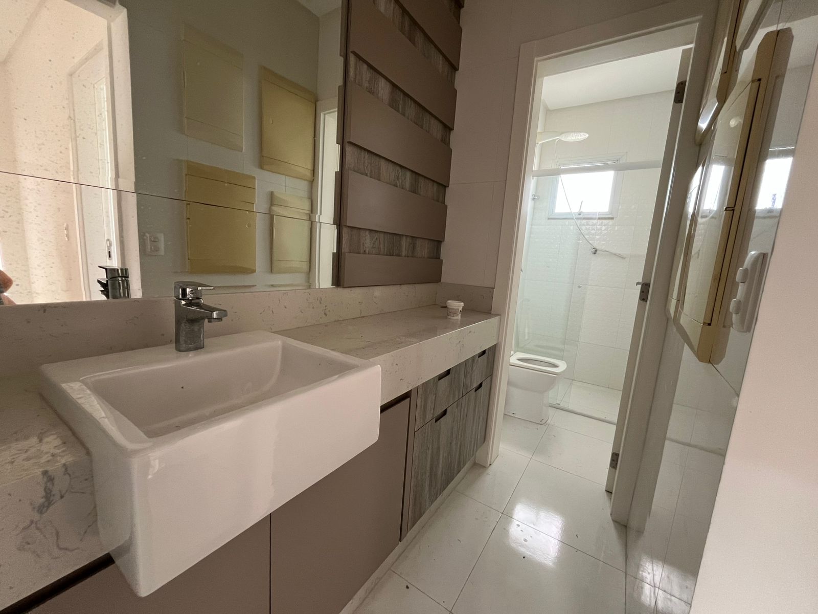 CASA COM 2 ANDARES EM CONDOMINIO FECHADO COM LAZER COMPLETO