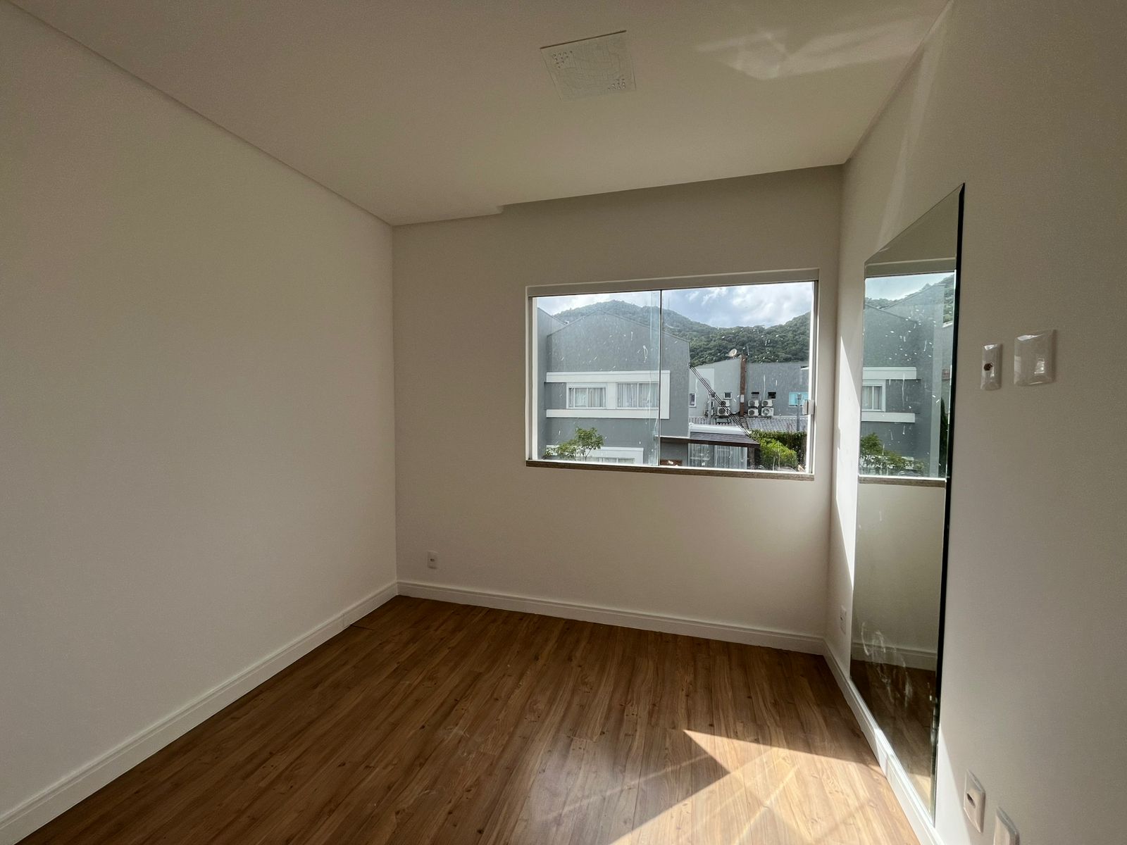 CASA COM 2 ANDARES EM CONDOMINIO FECHADO COM LAZER COMPLETO