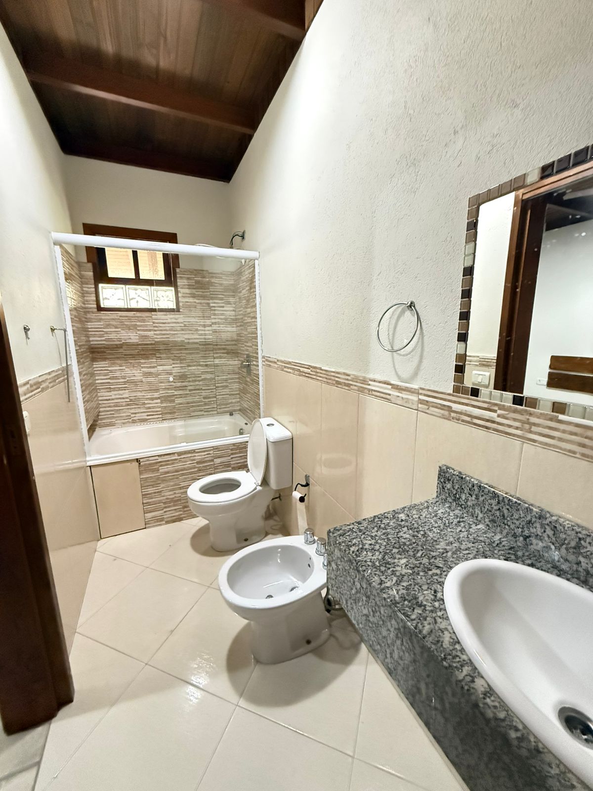 CASA COM 9 BANHEIROS PARA LOCAÇÃO ANUAL