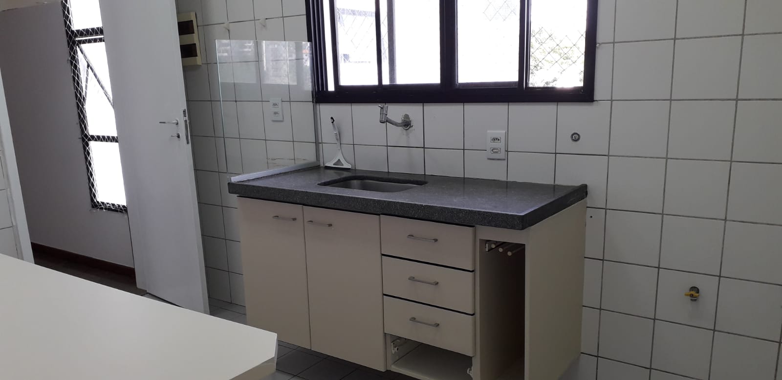 ALUGO 3 QUARTOS COM 3 GARAGENS  NO CIDADE JARDIM