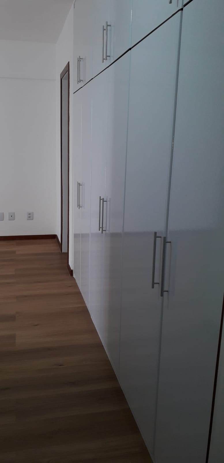 ALUGO 3 QUARTOS COM 3 GARAGENS  NO CIDADE JARDIM