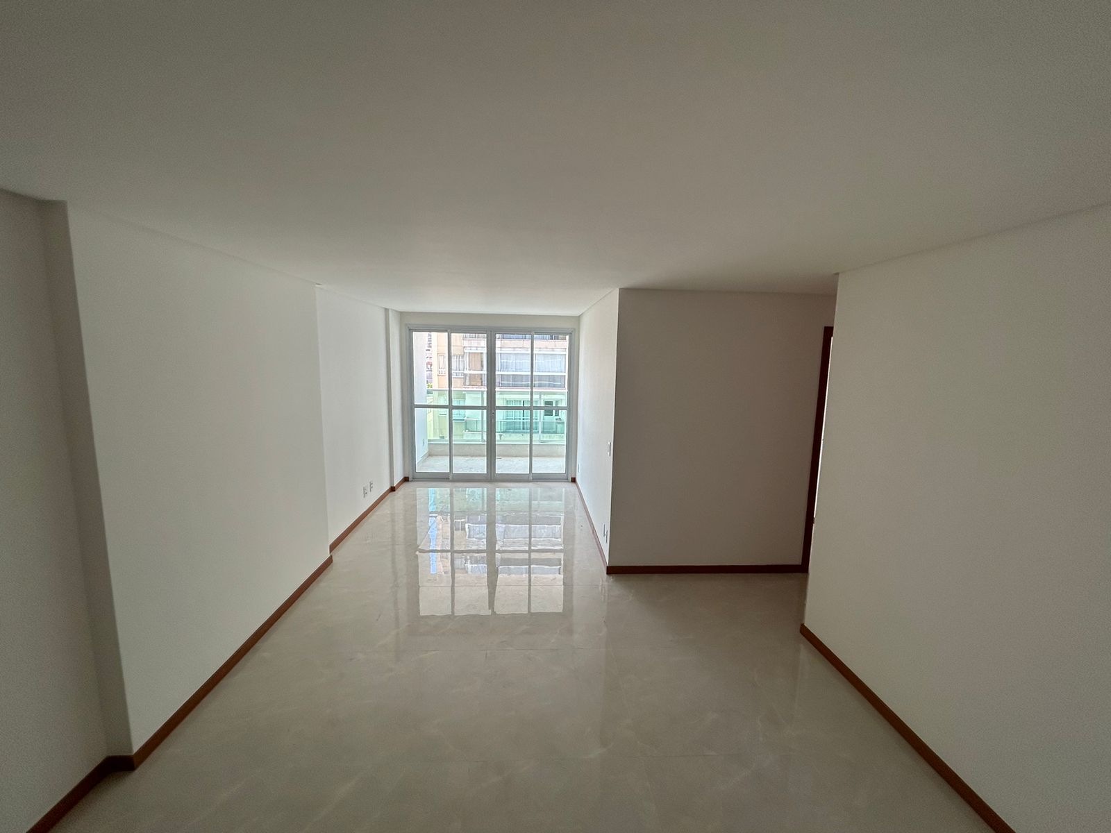 Apartamento de 03 Quartos com Suíte em Itapuã