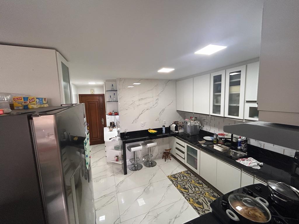 Apartamento de 04 Quartos com Suíte em Itapuã