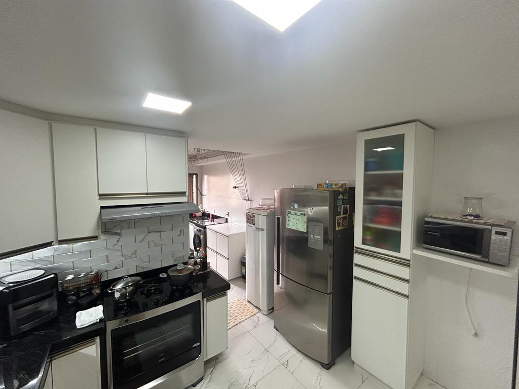 Apartamento de 04 Quartos com Suíte em Itapuã