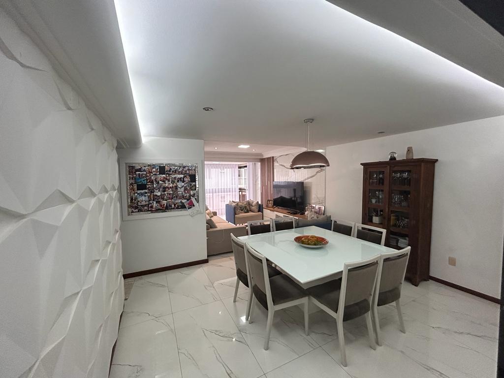 Apartamento de 04 Quartos com Suíte em Itapuã
