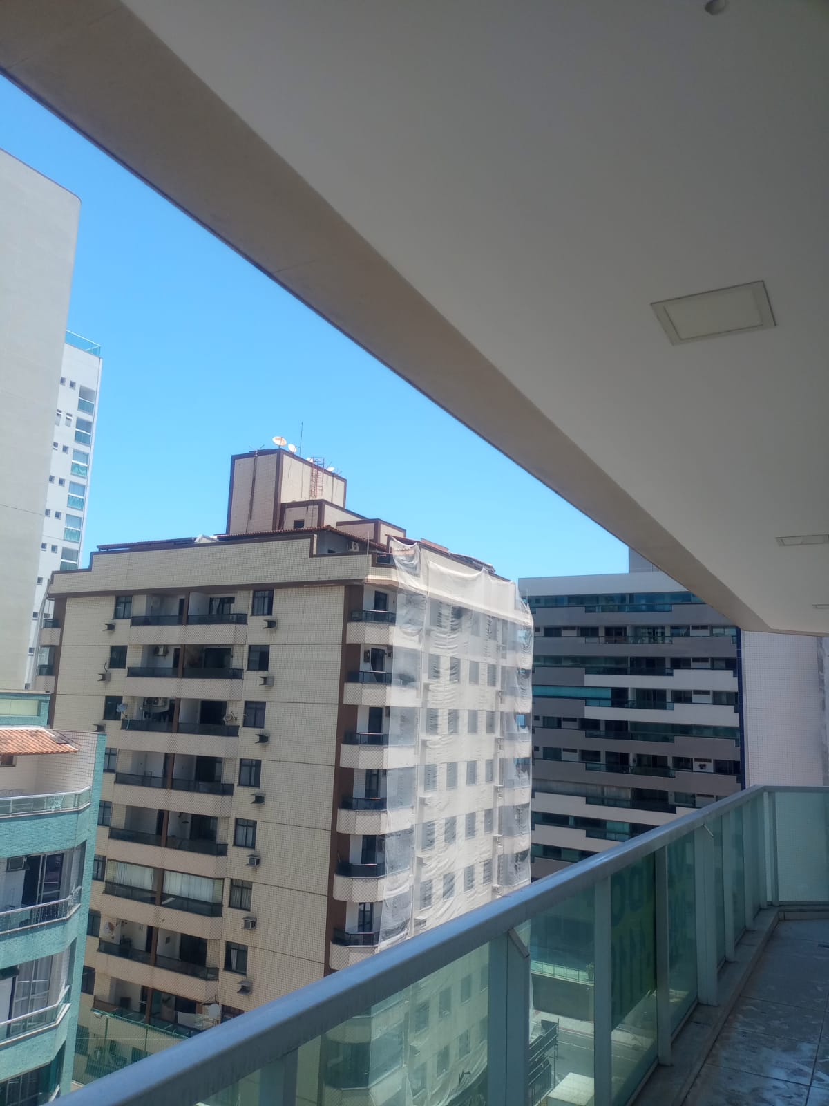 Apartamento de 03 Quartos com Suíte em Itapuã