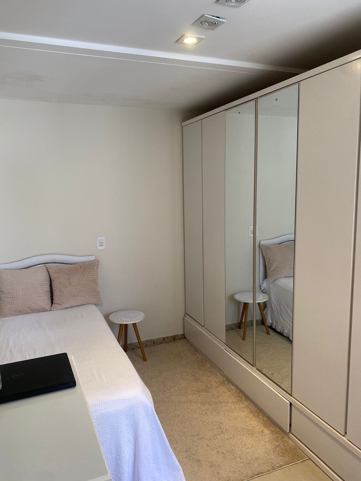 Apartamento de 04 Quartos com Suíte em Itapuã
