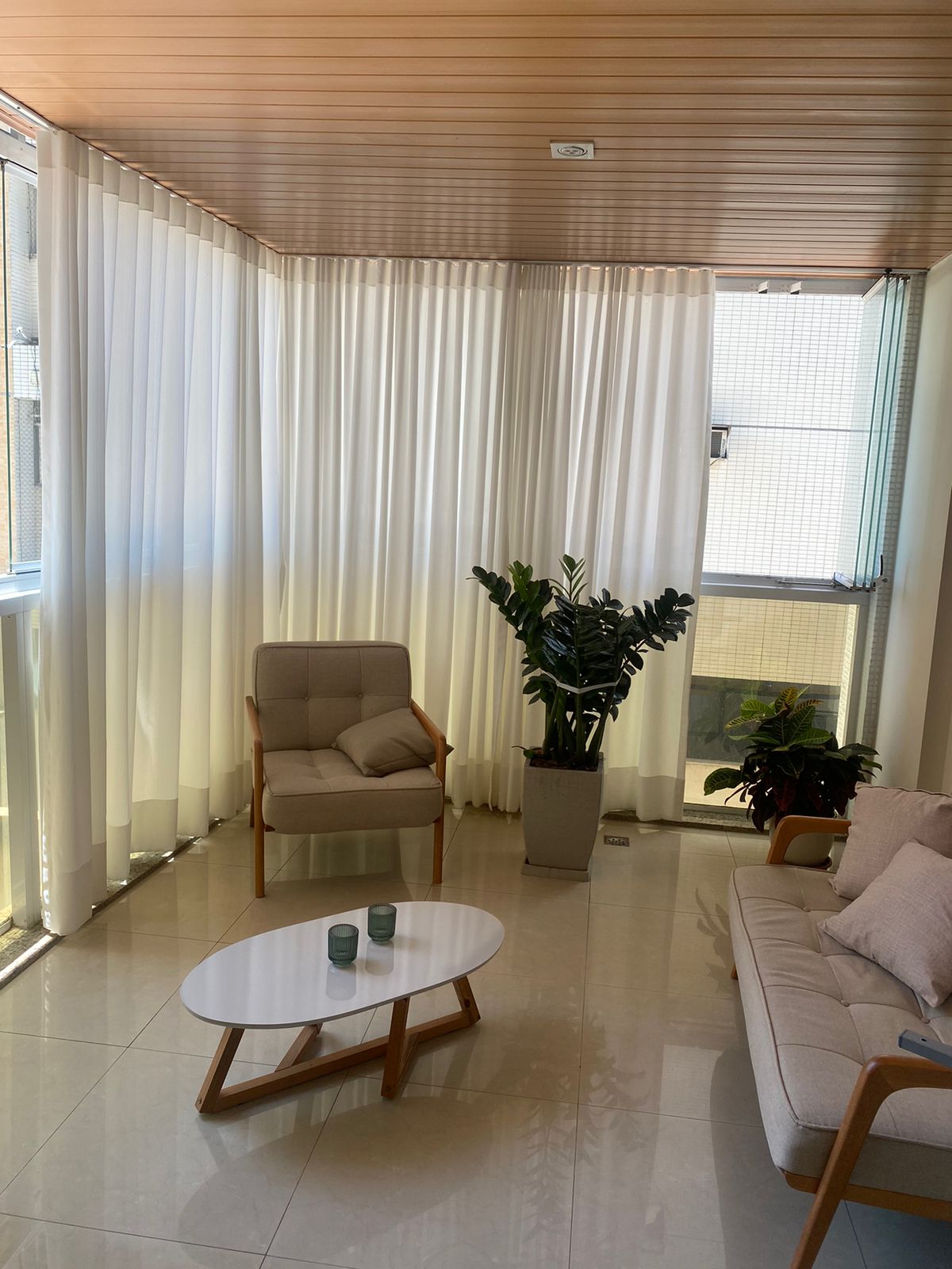 Apartamento de 04 Quartos com Suíte em Itapuã