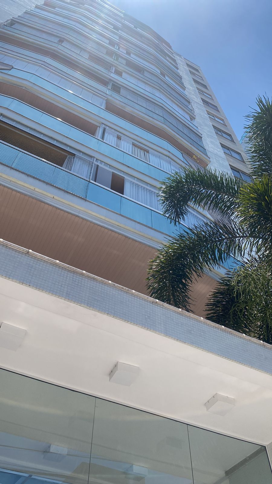 Apartamento de 04 Quartos com Suíte em Itapuã