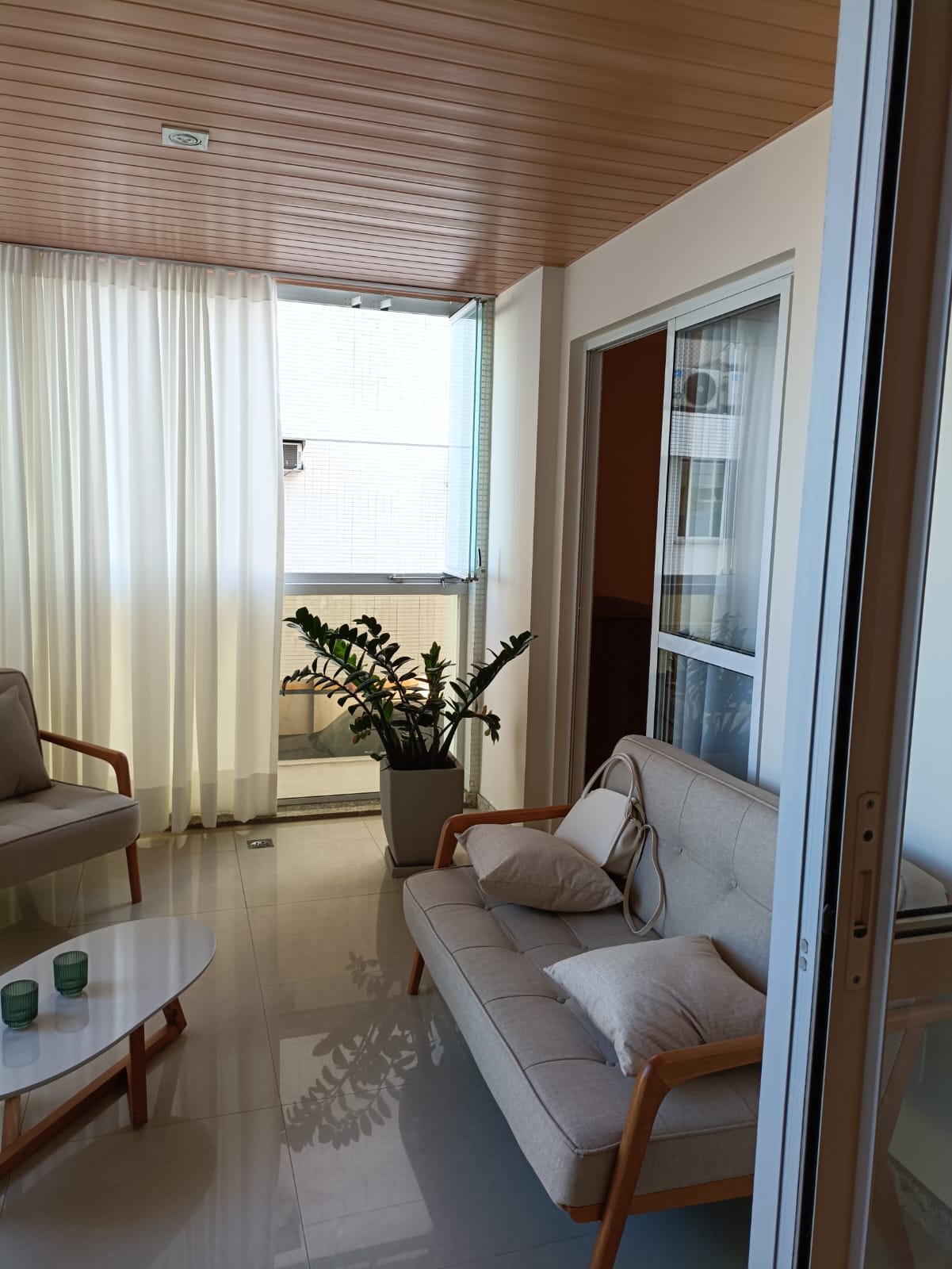 Apartamento de 04 Quartos com Suíte em Itapuã