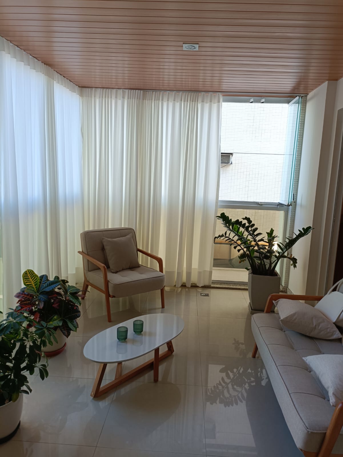 Apartamento de 04 Quartos com Suíte em Itapuã