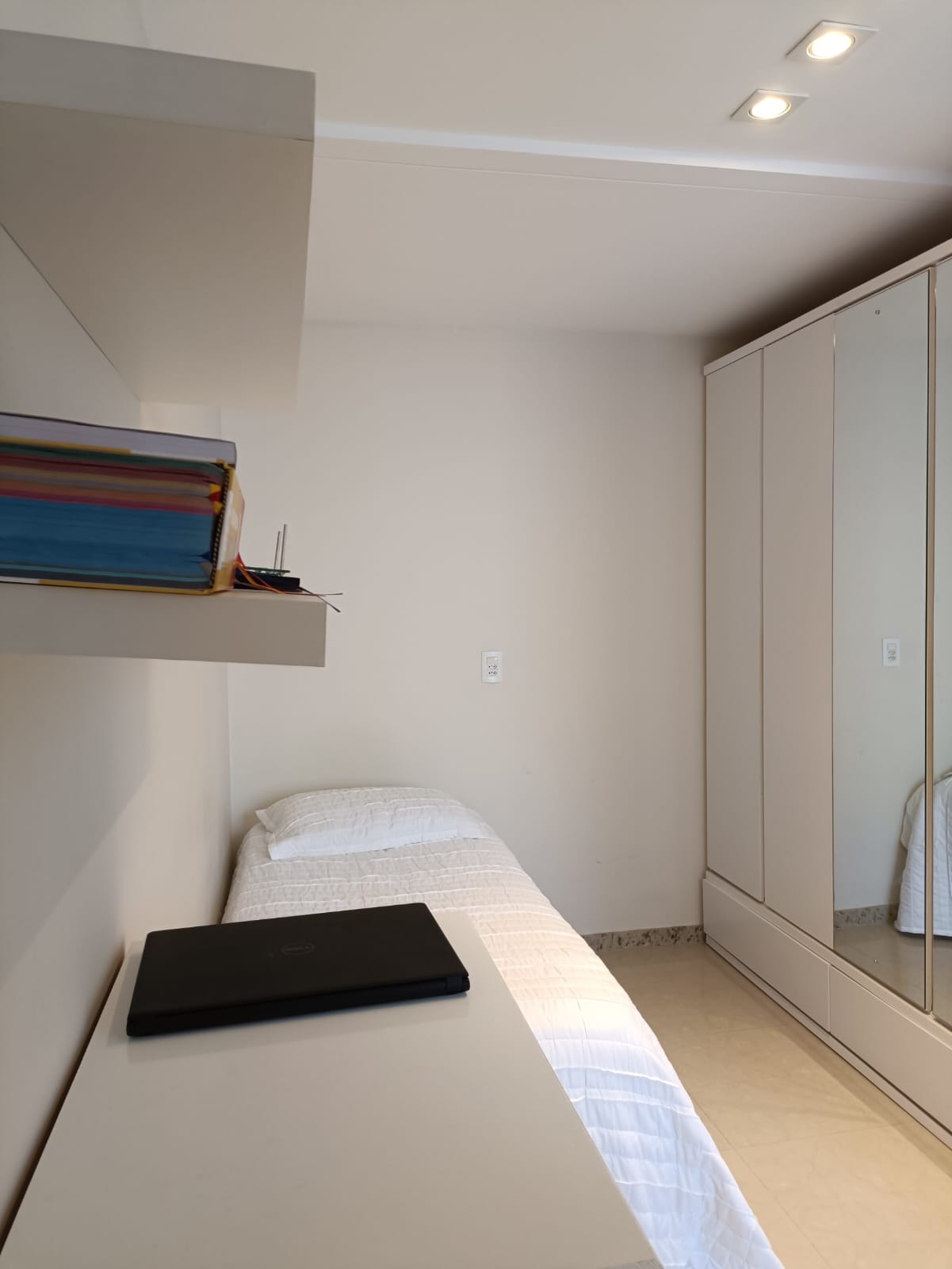 Apartamento de 04 Quartos com Suíte em Itapuã