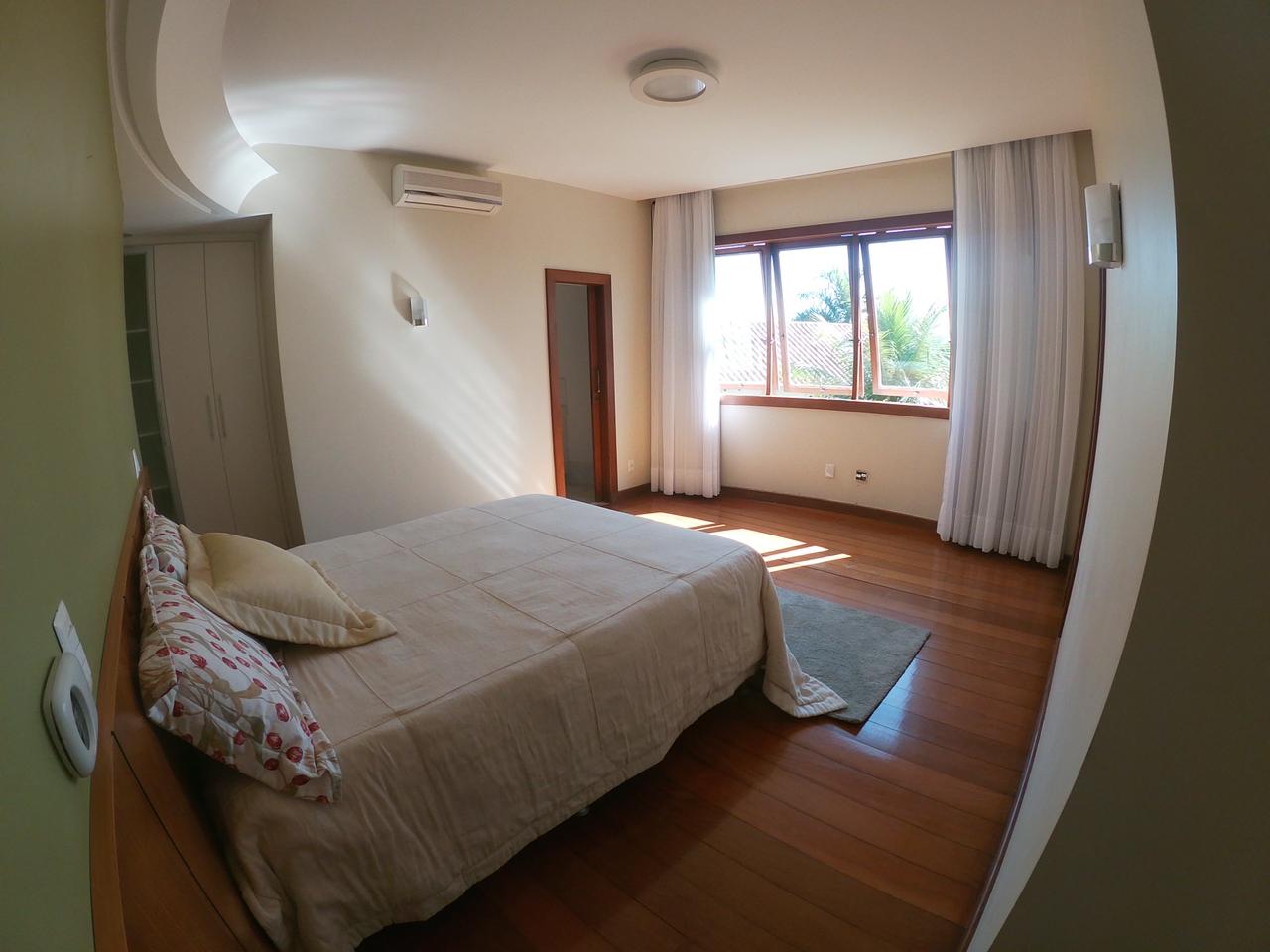 Casa com 05 Suítes em Guarapari