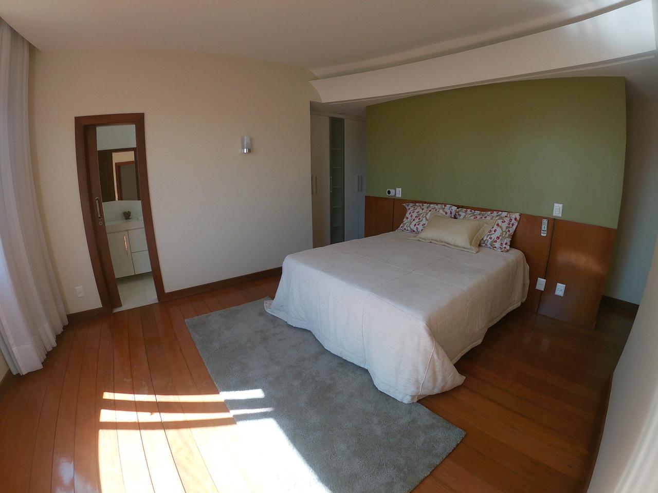 Casa com 05 Suítes em Guarapari