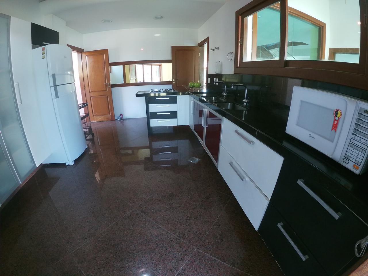 Casa com 05 Suítes em Guarapari