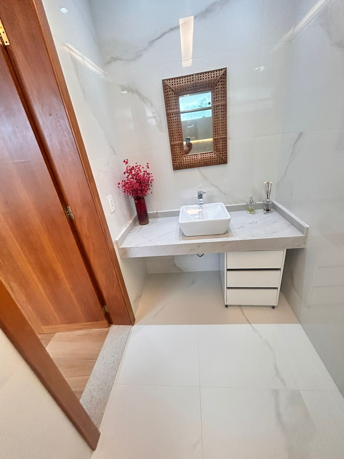 Mansão de 03 Quartos com 02 Suítes em Jardins Veneza