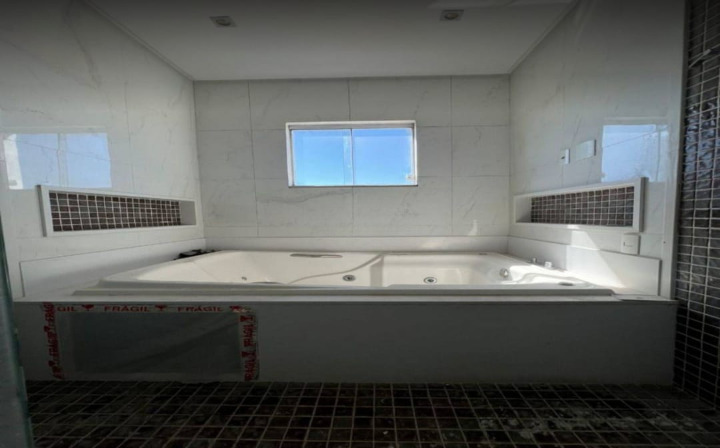 Casa Duplex com 4 Quartos sendo 3 c Closed em Jardins Veneza