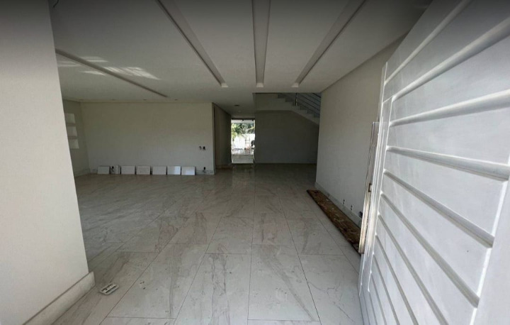 Casa Duplex com 4 Quartos sendo 3 c Closed em Jardins Veneza