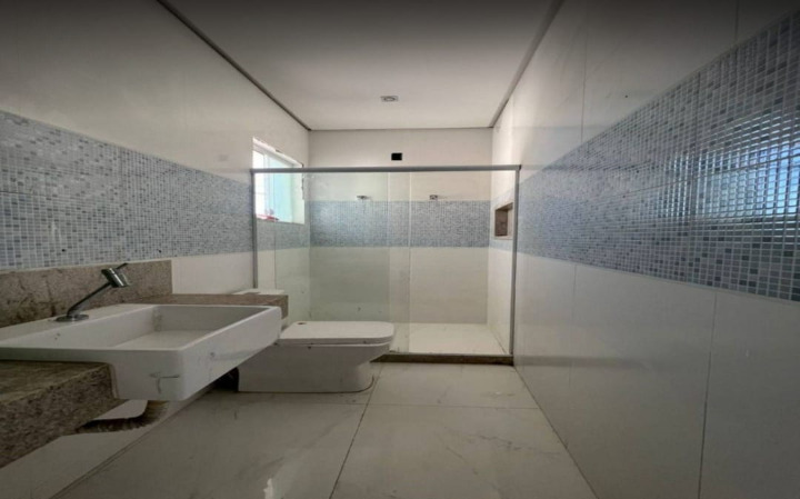 Casa Duplex com 4 Quartos sendo 3 c Closed em Jardins Veneza