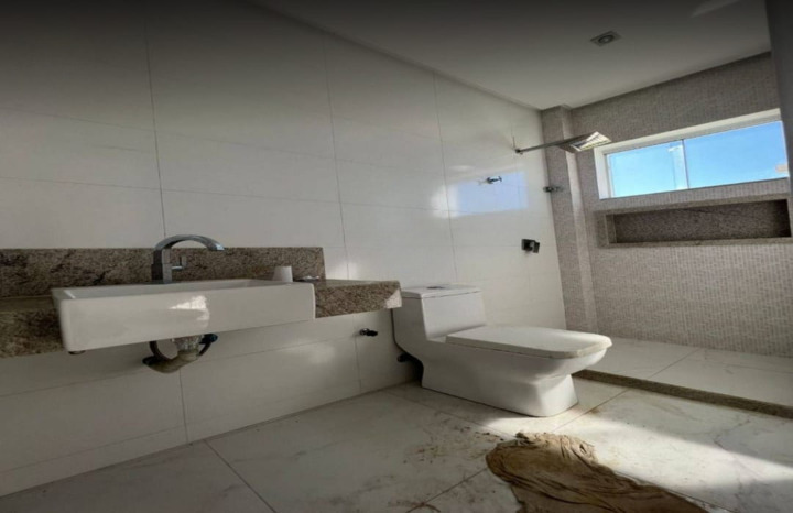 Casa Duplex com 4 Quartos sendo 3 c Closed em Jardins Veneza