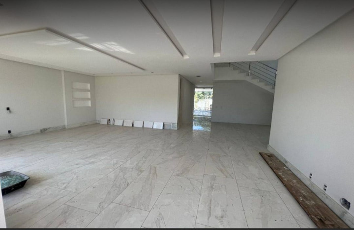 Casa Duplex com 4 Quartos sendo 3 c Closed em Jardins Veneza