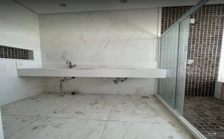 Casa Duplex com 4 Quartos sendo 3 c Closed em Jardins Veneza