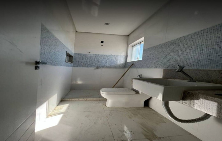 Casa Duplex com 4 Quartos sendo 3 c Closed em Jardins Veneza